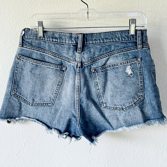 GAP High Rise 3” Short Light Indigo Distressed Frayed Hem Jean Shorts Size 28 - Picture 2 of 10
